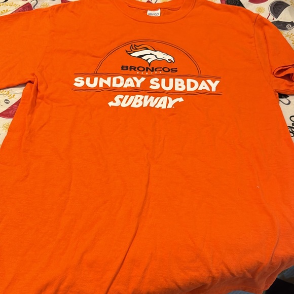Denver Broncos Orange Cotton Men’s Tee Sunday Subday Subway Sz M Like New - Picture 2 of 4